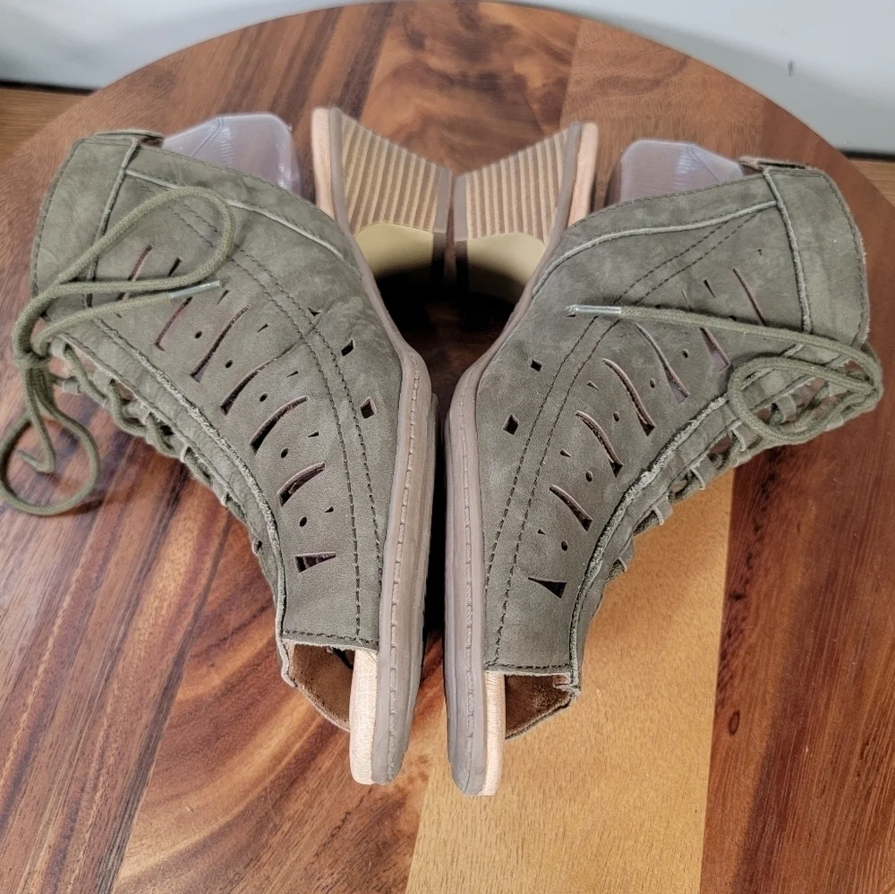 Earth Olive Green Leather Heeled Sandals Oerforated Design Lace up Size 9 D Wide